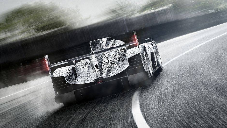 O prot&oacute;tipo conta com lanternas de LED ultrafinas instaladas nas extremidades do aerof&oacute;lio traseiro | <a href="https://beta-develop.quatrorodas.abril.com.br/noticias/fabricantes/porsche-revela-imagens-seu-lmp1-751419.shtml" rel="migration">Leia mais</a>