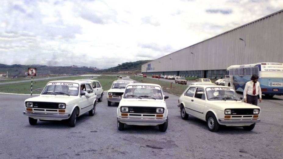 &Aacute;lcool - Um dos principais pioneirismos da Fiat no Brasil surgiu em 1979, o primeiro carro de s&eacute;rie movido a &aacute;lcool, numa vers&atilde;o do motor 1.3 do 147.