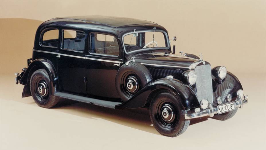 Diesel - Numa das d&eacute;cadas das mais criativas da Mercedes-Benz, o primeiro carro de passeio a diesel do mundo, o 260 D, foi apresentado em 1936.