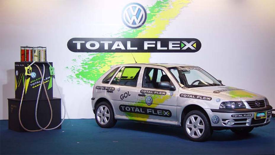 Flex - Introduzido pela Volkswagen em 2003, o motor flex bebe &aacute;lcool, gasolina ou qualquer mistura dos dois. Deu vigor extra ao campe&atilde;o Gol e virou padr&atilde;o do mercado.