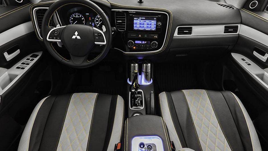O revestimento interno &eacute; em couro e suede, com costura contrastante amarela, enquanto a manopla de c&acirc;mbio se assemelha &agrave; de um ski | <a href="https://beta-develop.quatrorodas.abril.com.br/noticias/fabricantes/mitsubishi-mostra-outlander-summer-winter-editions-751676.sh" rel="migration"></a>