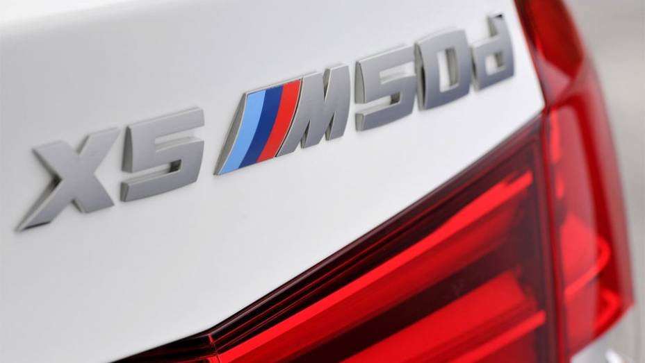 Detalhe do BMW X5 M50d | <a href="https://beta-develop.quatrorodas.abril.com.br/noticias/fabricantes/bmw-lanca-x5-m50d-2014-752000.shtml" rel="migration">Leia mais</a>