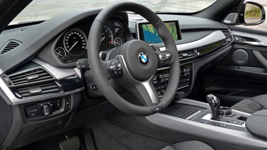 Interior do BMW X5 M50d | <a href="https://beta-develop.quatrorodas.abril.com.br/noticias/fabricantes/bmw-lanca-x5-m50d-2014-752000.shtml" rel="migration">Leia mais</a>