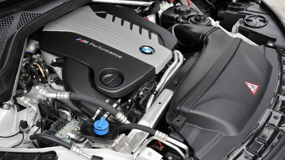 Movido a diesel, o X5 M50d &eacute; um carro econ&ocirc;mico devido ao seu tamanho, com um consumo de combust&iacute;vel de 14,92 km/l com emiss&otilde;es de CO2 de 177 g/km | <a href="https://beta-develop.quatrorodas.abril.com.br/noticias/fabricantes/bmw-lanca-x5-m50d-2014-752000.shtml" rel="migration">Leia ma</a>