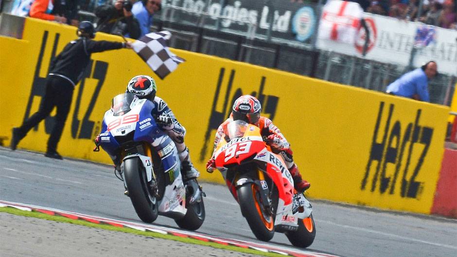 Jorge Lorenzo superou Marc M&aacute;rquez em Silverstone | <a href="https://beta-develop.quatrorodas.abril.com.br/moto/noticias/motogp-lorenzo-bate-marquez-silverstone-752002.shtml" rel="migration">Leia mais</a>