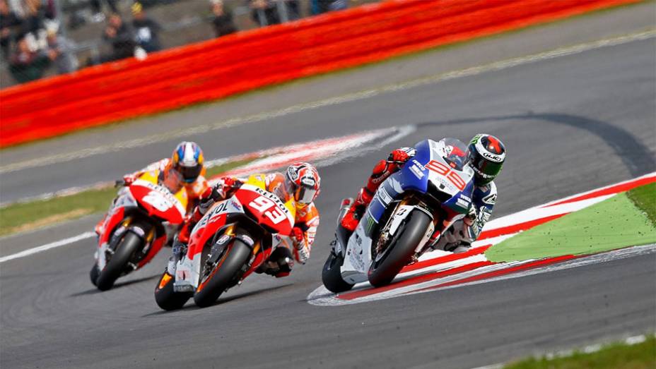 Corrida contou com final emocionante neste domingo (01) | <a href="https://beta-develop.quatrorodas.abril.com.br/moto/noticias/motogp-lorenzo-bate-marquez-silverstone-752002.shtml" rel="migration">Leia mais</a>