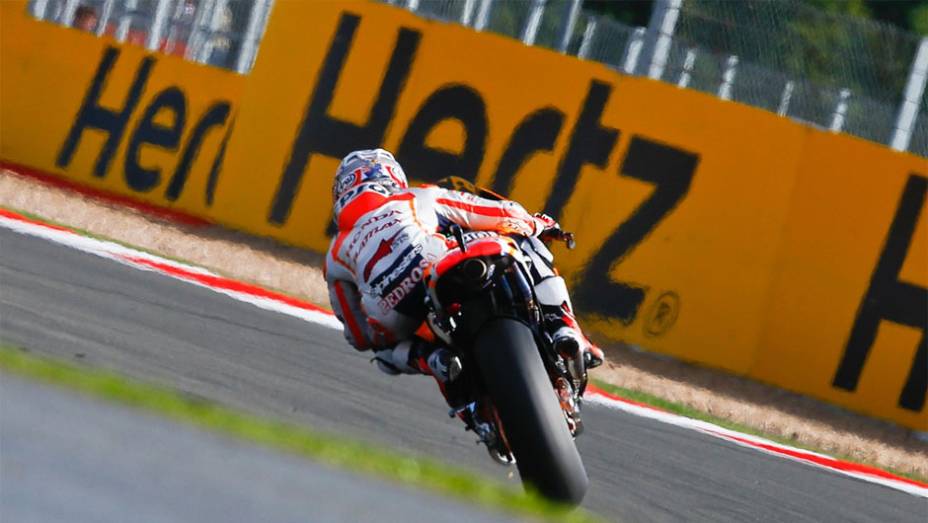 Dani Pedrosa, que terminou em terceiro, não conseguiu manter o ritmo forte e lutar pela vitória | <a href="https://beta-develop.quatrorodas.abril.com.br/moto/noticias/motogp-lorenzo-bate-marquez-silverstone-752002.shtml" rel="migration">Leia mais</a>