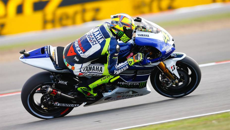 Valentino Rossi ficou com o quarto lugar no GP da Inglaterra | <a href="https://beta-develop.quatrorodas.abril.com.br/moto/noticias/motogp-lorenzo-bate-marquez-silverstone-752002.shtml" rel="migration">Leia mais</a>