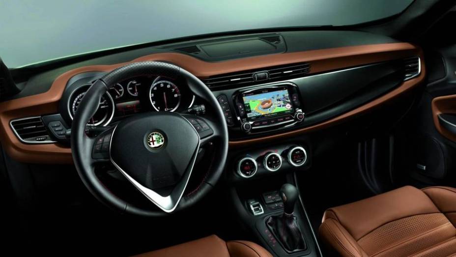 Por dentro também há alterações, como o sistema multimídia Uconnect, com opções de tela de 5 ou 6,5 polegadas. Há novos tipos de revestimento e acabamento, bem como novo design do volante | <a href="https://beta-develop.quatrorodas.abril.com.br/saloes/frankfurt/2013/al" rel="migration"></a> Por dentro também há alterações, como o sistema multimídia Uconnect, com opções de tela de 5 ou 6,5 polegadas. Há novos tipos de revestimento e acabamento, bem como novo design do volante | <a href="https://beta-develop.quatrorodas.abril.com.br/saloes/frankfurt/2013/al" rel="migration"></a>