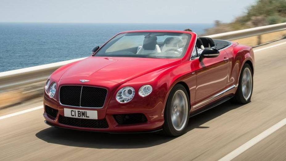 A Bentley estima que, com um tanque cheio, o modelo possa rodar por até 805 km, enquanto o consumo médio anunciado é de 9,5 km/l para o coupé e 9,2 km/l para o conversível | <a href="https://beta-develop.quatrorodas.abril.com.br/saloes/frankfurt/2013/bentley-continenta" rel="migration"></a>