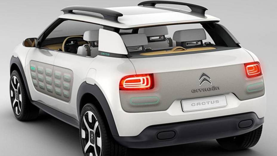 As bolsas est&atilde;o na dianteira, na traseira e nas laterais | <a href="https://beta-develop.quatrorodas.abril.com.br/saloes/frankfurt/2013/citroen-cactus-concept-752359.shtml" rel="migration">Leia mais</a>