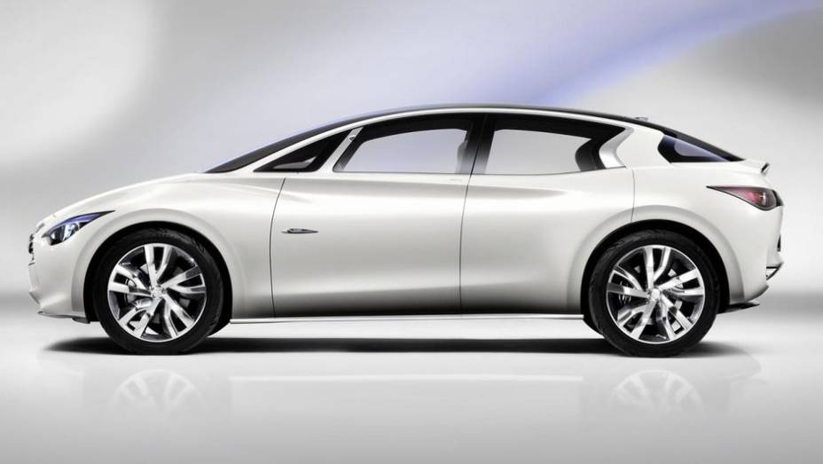 Trata-se de um crossover que, de acordo com a marca, tem contornos esculpidos com fluidez e perfil lateral com ambi&ccedil;&atilde;o e arte | <a href="https://beta-develop.quatrorodas.abril.com.br/saloes/frankfurt/2013/infiniti-q30-concept-753091.shtml" rel="migration">Leia mais</a>