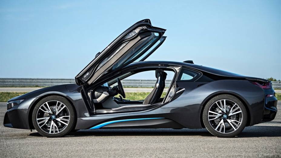 Assim, o i8 consegue acelerar de 0 a 100 km/h em 4,5 segundos | <a href="https://beta-develop.quatrorodas.abril.com.br/saloes/frankfurt/2013/bmw-i8-752136.shtml" rel="migration">Leia mais</a>