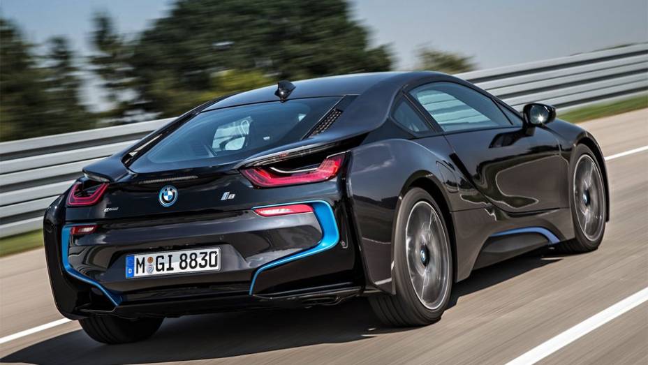 Quanto ao consumo, foi oficializado o valor m&eacute;dio de 40 km/l, com os n&iacute;veis de emiss&atilde;o de CO2 estimados em 59 g/km | <a href="https://beta-develop.quatrorodas.abril.com.br/saloes/frankfurt/2013/bmw-i8-752136.shtml" rel="migration">Leia mais</a>