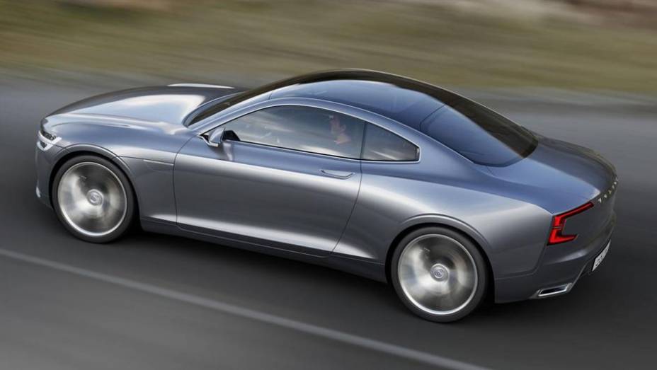 O design elegante se estende até a traseira, por sua vez inspirada no clássico P1800, um dos maiores clássicos da história da marca | <a href="https://beta-develop.quatrorodas.abril.com.br/saloes/frankfurt/2013/volvo-concept-coupe-751772.shtml" rel="migration">Leia mais</a> O design elegante se estende até a traseira, por sua vez inspirada no clássico P1800, um dos maiores clássicos da história da marca | <a href="https://beta-develop.quatrorodas.abril.com.br/saloes/frankfurt/2013/volvo-concept-coupe-751772.shtml" rel="migration">Leia mais</a>