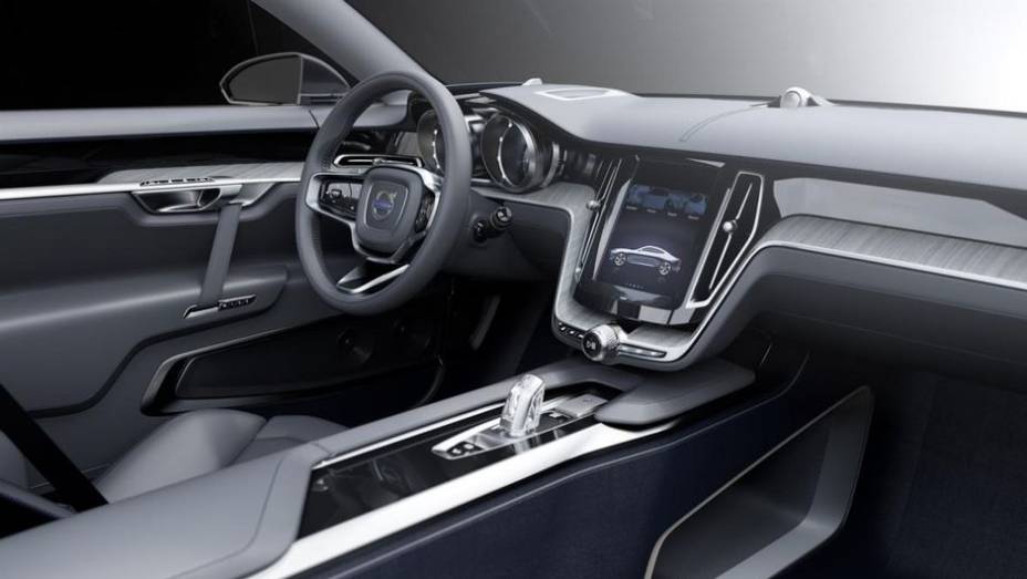 Por dentro, ele traz materiais de qualidade, incluindo couro, madeira e apliques de madeira laqueada | <a href="https://beta-develop.quatrorodas.abril.com.br/saloes/frankfurt/2013/volvo-concept-coupe-751772.shtml" rel="migration">Leia mais</a>