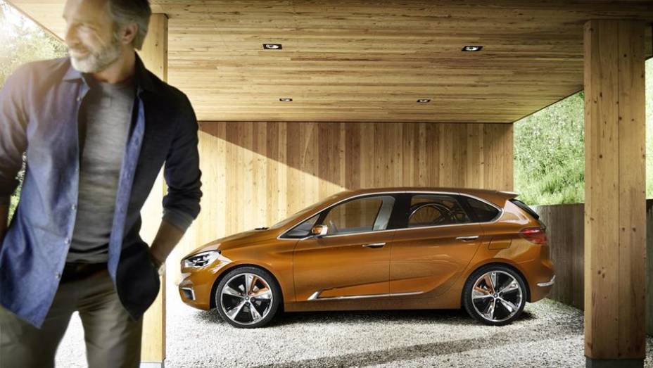O Concept Active Tourer Outdoor tem as seguintes dimens&otilde;es: 4,35 metros de comprimento, sendo 2,67m de espa&ccedil;o entre-eixos, 1,83m de largura e 1,58m de altura | <a href="https://beta-develop.quatrorodas.abril.com.br/saloes/frankfurt/2013/bmw-concept-active-tourer-outdoo" rel="migration"></a>