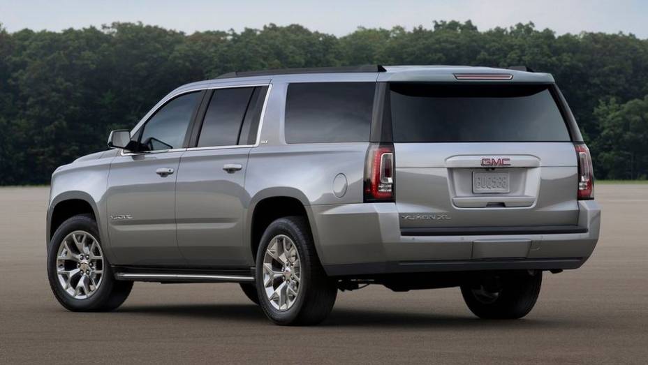 Pela GMC, um dos modelos apresentados é o Yukon XL | <a href="https://beta-develop.quatrorodas.abril.com.br/noticias/saloes/los-angeles-2013/eua-gm-lanca-linha-2015-suvs-753784.shtml" rel="migration">Leia mais</a> | <a href="https://beta-develop.quatrorodas.abril.com.br/galerias/saloes/los-angeles-" rel="migration"></a>