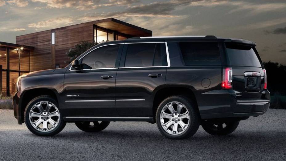 Eles contam com motor 5.3 V8, que oferece 355 cavalos de potência. O Yukon Denali também pode ser equipado com bloco 6.2 V8, de 420 cv | <a href="https://beta-develop.quatrorodas.abril.com.br/noticias/saloes/los-angeles-2013/eua-gm-lanca-linha-2015-suvs-753784.shtml" rel="migration">L</a>