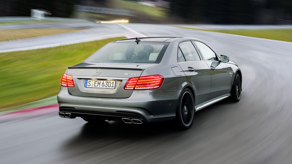 Como o pr&oacute;prio nome revela, a vers&atilde;o conta com tra&ccedil;&atilde;o integral 4MATIC. Al&eacute;m disso, a transmiss&atilde;o &eacute; a SPEEDSHIFT MCT, de sete marchas | <a href="https://beta-develop.quatrorodas.abril.com.br/noticias/fabricantes/mercedes-traz-e63-amg-4matic-ao-brasil-754476.shtml" rel="migration">Leia</a>