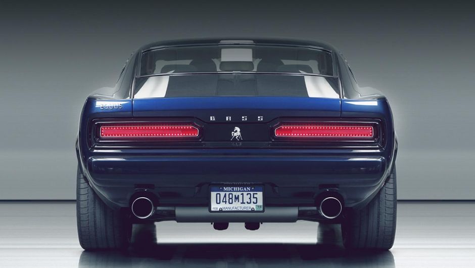 Por fora, o Bass 770 tem design que lembra muscle cars hist&oacute;ricos, de d&eacute;cadas passadas, sendo vis&iacute;vel a influ&ecirc;ncia de modelos como Dodge Charger, Dodge Challenger e Ford Mustang | <a href="https://beta-develop.quatrorodas.abril.com.br/noticias/fabricantes/equus-bass-77" rel="migration"></a>