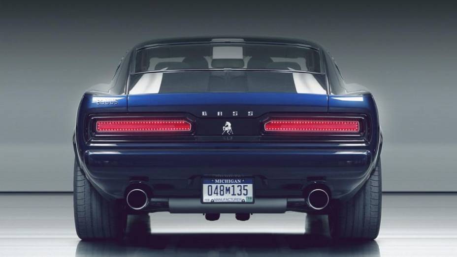 Por fora, o Bass 770 tem design que lembra muscle cars históricos, de décadas passadas, sendo visível a influência de modelos como Dodge Charger, Dodge Challenger e Ford Mustang | <a href="https://beta-develop.quatrorodas.abril.com.br/noticias/fabricantes/equus-bass-77" rel="migration"></a>