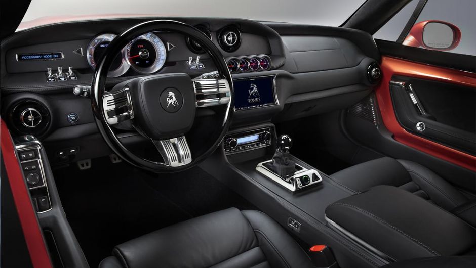O coup&eacute; tem suspens&atilde;o magn&eacute;tica, com amortecedores ajust&aacute;veis, airbags, sistema de monitoramento da press&atilde;o dos pneus, cruise control, revestimento interno em couro... | <a href="https://beta-develop.quatrorodas.abril.com.br/noticias/fabricantes/equus-bass-770-revelado" rel="migration"></a>