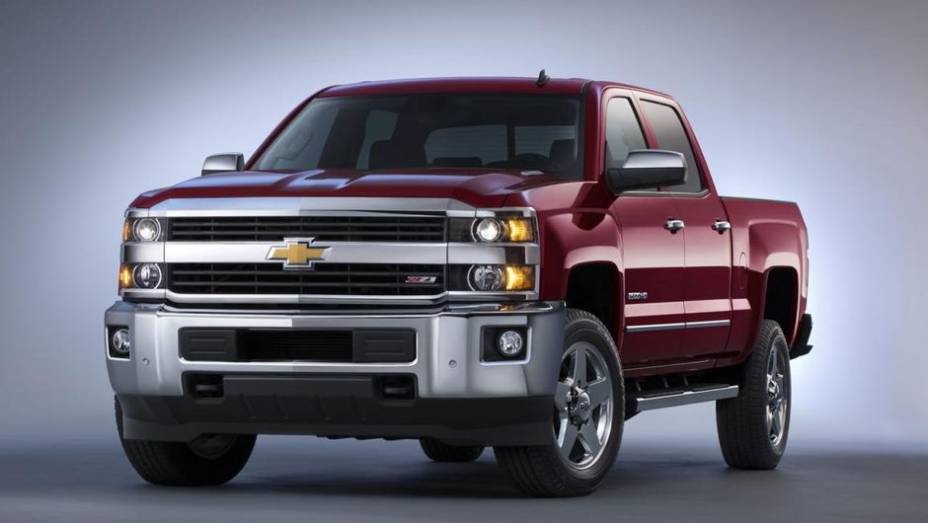 A General Motors revelou nesta quinta-feira as novas versões HD (de Heavy Duty, ou serviço pesado) para a Chevrolet Silverado e a GMC Sierra | <a href="https://beta-develop.quatrorodas.abril.com.br/noticias/fabricantes/gm-revela-novas-chevrolet-silverado-hd-gmc-sierra-" rel="migration"></a>