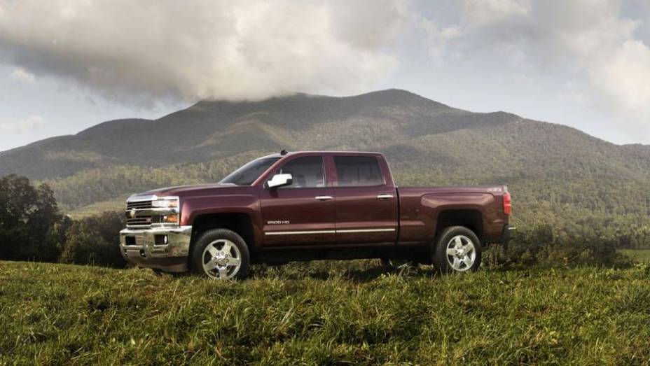 Sob o cap&ocirc;, duas op&ccedil;&otilde;es est&atilde;o dispon&iacute;veis. Uma delas &eacute; o motor 6.0 V8 Vortec, que pode ser movido a gasolina ou bicombust&iacute;vel, oferecendo 360 cavalos de pot&ecirc;ncia e 52,5 kgfm de torque no 2500 HD | <a href="https://beta-develop.quatrorodas.abril.com.br/noticias/fabrican" rel="migration"></a>