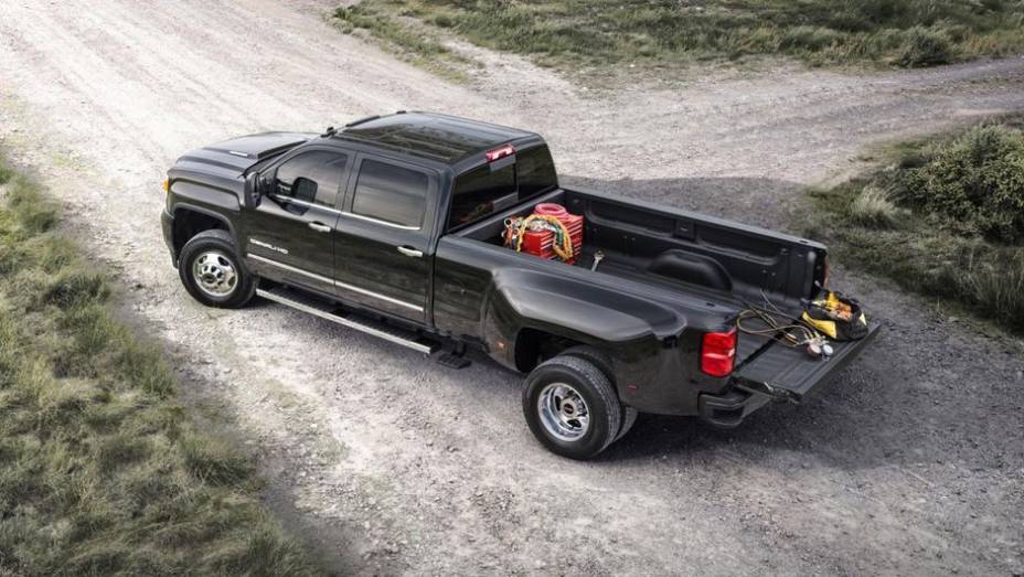 A outra é do bloco 6.6 V8 Duramax, a diesel, com 397 cv e 105,7 kgfm de torque | <a href="https://beta-develop.quatrorodas.abril.com.br/noticias/fabricantes/gm-revela-novas-chevrolet-silverado-hd-gmc-sierra-hd-755241.shtml" rel="migration">Leia mais</a>