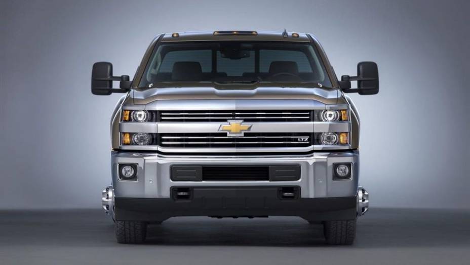 Nas respectivas vers&otilde;es de topo de linha, Silverado HD e Sierra HD contam com grade frontal personalizada, far&oacute;is de LED, para-choques na cor da carroceria... | <a href="https://beta-develop.quatrorodas.abril.com.br/noticias/fabricantes/gm-revela-novas-chevrolet-silver" rel="migration"></a>