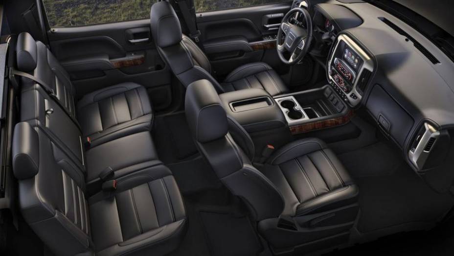 As picapes chegar&atilde;o ao mercado norte-americano apenas em 2014, j&aacute; como modelos de 2015. | <a href="https://beta-develop.quatrorodas.abril.com.br/noticias/fabricantes/gm-revela-novas-chevrolet-silverado-hd-gmc-sierra-hd-755241.shtml" rel="migration">Leia mais</a>