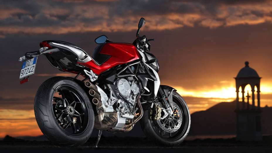 Motor 798 cm&sup3; de tr&ecirc;s cilindros em linha com virabrequim contra rotativo | <a href="https://beta-develop.quatrorodas.abril.com.br/moto/noticias/mv-agusta-brutale-800-2014-chega-r-47-000-784936.shtml" rel="migration">Leia mais</a>