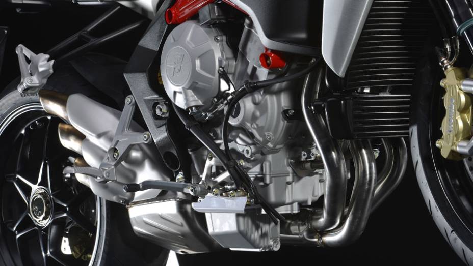 Velocidade m&aacute;xima, segundo a fabricante: 245 km/h | <a href="https://beta-develop.quatrorodas.abril.com.br/moto/noticias/mv-agusta-brutale-800-2014-chega-r-47-000-784936.shtml" rel="migration">Leia mais</a>