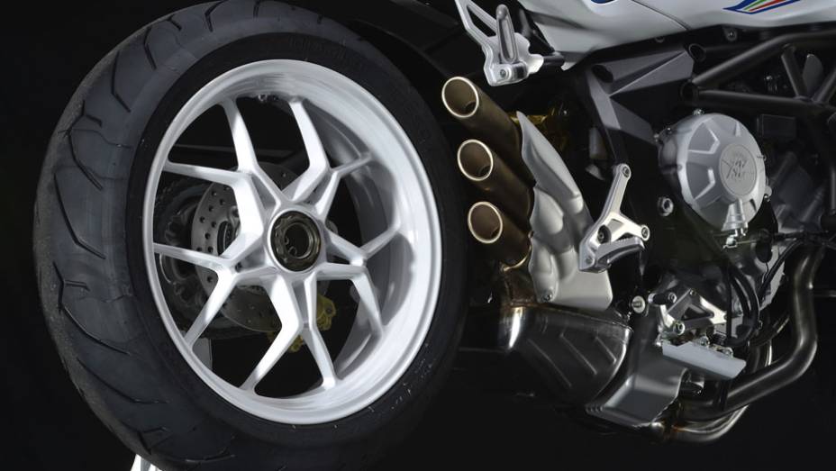 Controle de tra&ccedil;&atilde;o ajust&aacute;vel em oito n&iacute;veis | <a href="https://beta-develop.quatrorodas.abril.com.br/moto/noticias/mv-agusta-brutale-800-2014-chega-r-47-000-784936.shtml" rel="migration">Leia mais</a>
