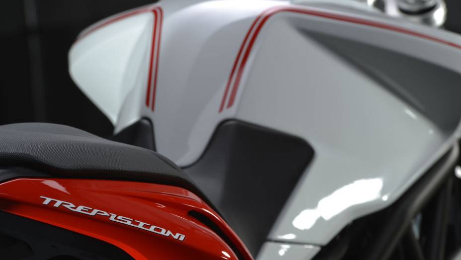 Estrutura modular com se&ccedil;&atilde;o tubular de treli&ccedil;a de a&ccedil;o e chapas de alum&iacute;nio, oferecendo uma elevada rigidez torsional | <a href="https://beta-develop.quatrorodas.abril.com.br/moto/noticias/mv-agusta-brutale-800-2014-chega-r-47-000-784936.shtml" rel="migration">Leia mais</a>