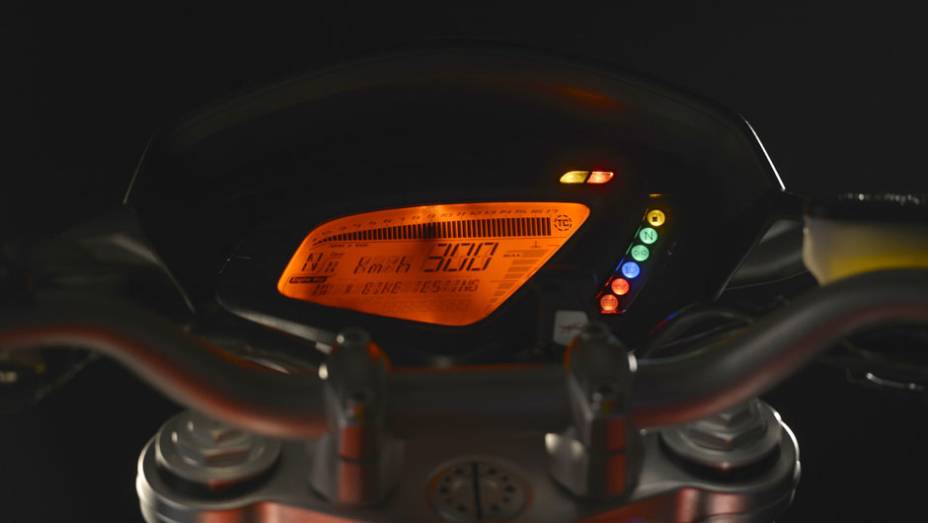 Bra&ccedil;o oscilante &uacute;nico com amortecedor ajust&aacute;vel | <a href="https://beta-develop.quatrorodas.abril.com.br/moto/noticias/mv-agusta-brutale-800-2014-chega-r-47-000-784936.shtml" rel="migration">Leia mais</a>
