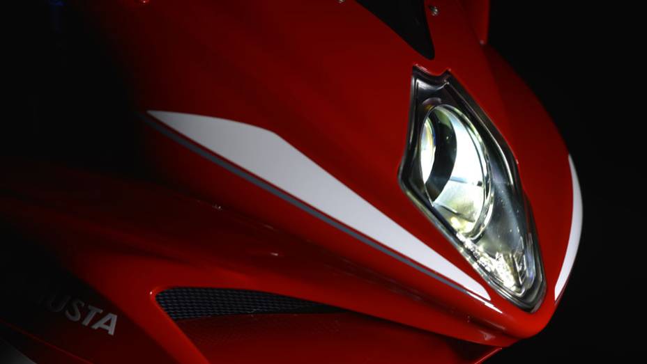 Controle de tra&ccedil;&atilde;o em 8 n&iacute;veis com uso de sensores de velocidade de roda dianteiro e traseiro; sensor de in&eacute;rcia | <a href="https://beta-develop.quatrorodas.abril.com.br/moto/noticias/mv-agusta-confirma-cinco-lancamentos-brasil-756002.shtml" rel="migration">Leia mais</a>