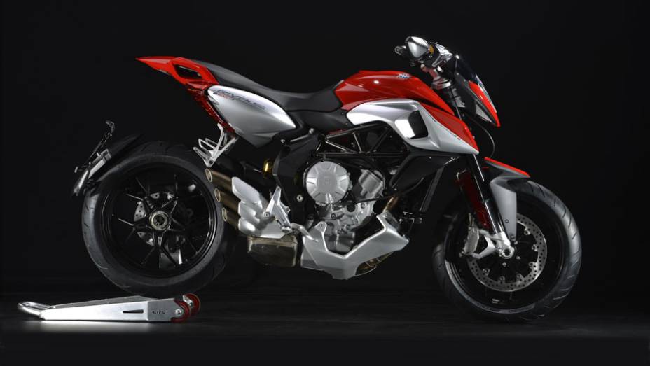 Pot&ecirc;ncia m&aacute;xima de 125 cavalos | <a href="https://beta-develop.quatrorodas.abril.com.br/moto/noticias/mv-agusta-confirma-cinco-lancamentos-brasil-756002.shtml" rel="migration">Leia mais</a>