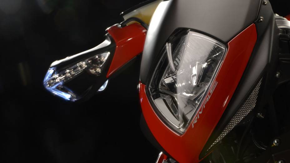 Detalhe do farol dianteiro | <a href="https://beta-develop.quatrorodas.abril.com.br/moto/noticias/mv-agusta-confirma-cinco-lancamentos-brasil-756002.shtml" rel="migration">Leia mais</a>