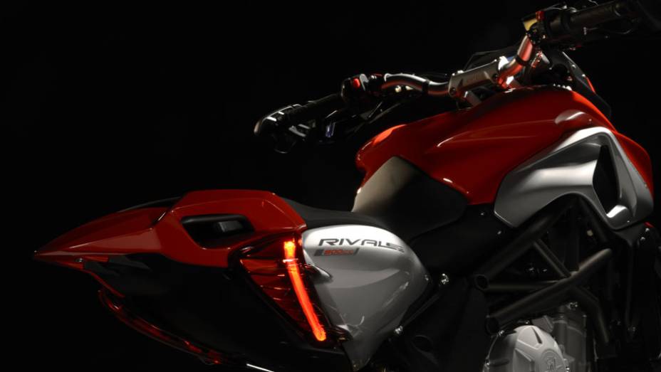A traseira é elegante, sinuosa e especialmente marcante | <a href="https://beta-develop.quatrorodas.abril.com.br/moto/noticias/mv-agusta-confirma-cinco-lancamentos-brasil-756002.shtml" rel="migration">Leia mais</a> A traseira é elegante, sinuosa e especialmente marcante | <a href="https://beta-develop.quatrorodas.abril.com.br/moto/noticias/mv-agusta-confirma-cinco-lancamentos-brasil-756002.shtml" rel="migration">Leia mais</a>
