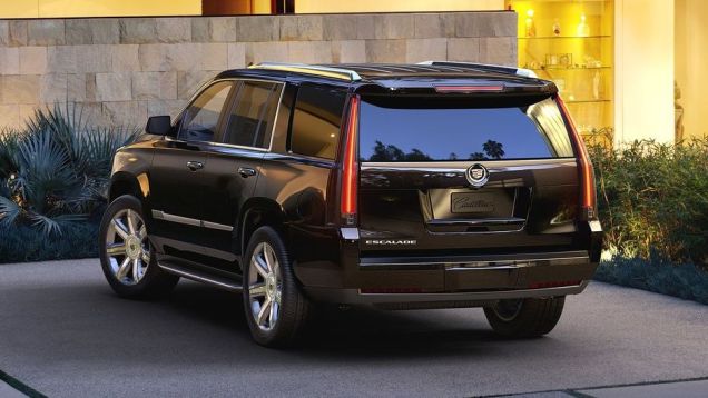 A motoriza&ccedil;&atilde;o que equipa o modelo &eacute; 6.2 l V8 com inje&ccedil;&atilde;o direta de combust&iacute;vel, gerando uma pot&ecirc;ncia de 420 cv | <a href="https://beta-develop.quatrorodas.abril.com.br/noticias/fabricantes/cadillac-apresenta-nova-geracao-escalade-756397.shtml" rel="migration">Leia mais</a>
