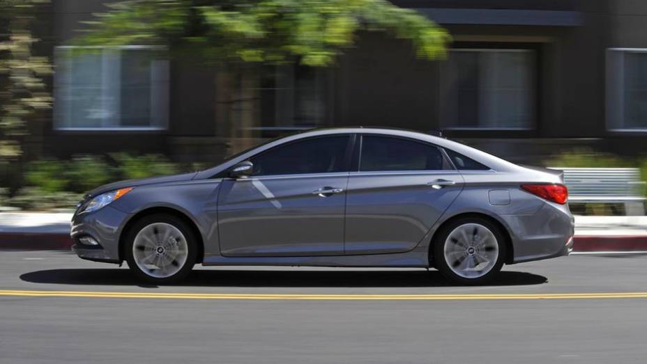 ...luzes de LED e rodas de 17 e 18 polegadas | <a href="https://beta-develop.quatrorodas.abril.com.br/noticias/fabricantes/hyundai-mostra-ultimo-facelift-atual-sonata-756422.shtml" rel="migration">Leia mais</a>