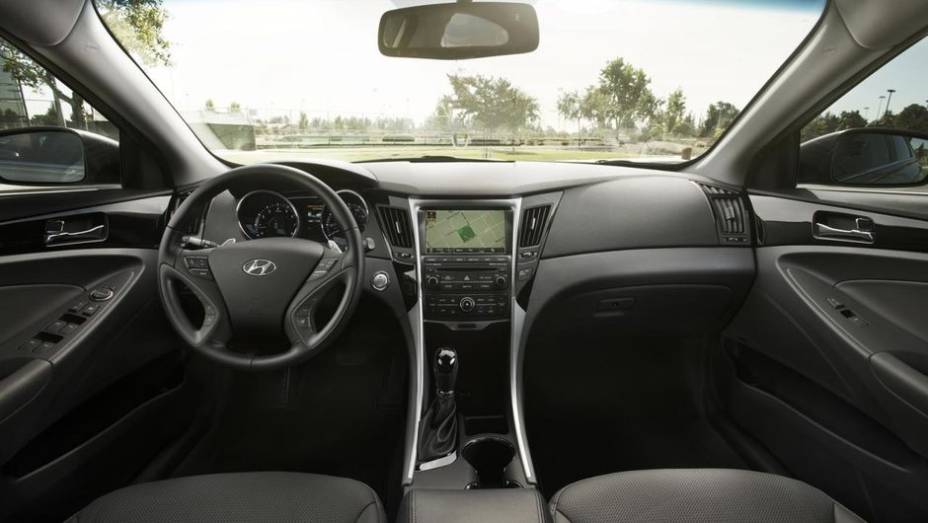 Internamente, o modelo, que ganhar&aacute; uma nova gera&ccedil;&atilde;o em 2015, recebeu novos carpetes, que melhoram a propaga&ccedil;&atilde;o do som dentro do carro | <a href="https://beta-develop.quatrorodas.abril.com.br/noticias/fabricantes/hyundai-mostra-ultimo-facelift-atual-sonata-756422.shtml" rel="migration"></a>