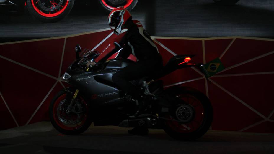 O momento em que a moto foi revelada no Salão Duas Rodas emocionou o público presente | <a href="https://beta-develop.quatrorodas.abril.com.br/moto/noticias/ducati-revela-1199-panigale-s-senna-salao-duas-rodas-756467.shtml" rel="migration">Leia mais</a>