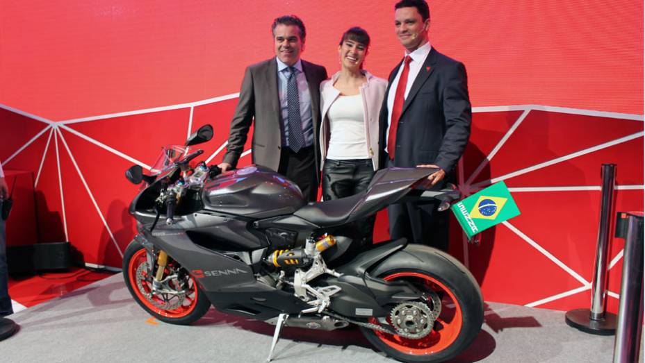 Roberto Righi, Paula Senna e Ricardo Susini apresentam a Ducati 1199 Panigale S Senna | <a href="https://beta-develop.quatrorodas.abril.com.br/moto/noticias/ducati-revela-1199-panigale-s-senna-salao-duas-rodas-756467.shtml" rel="migration">Leia mais</a>