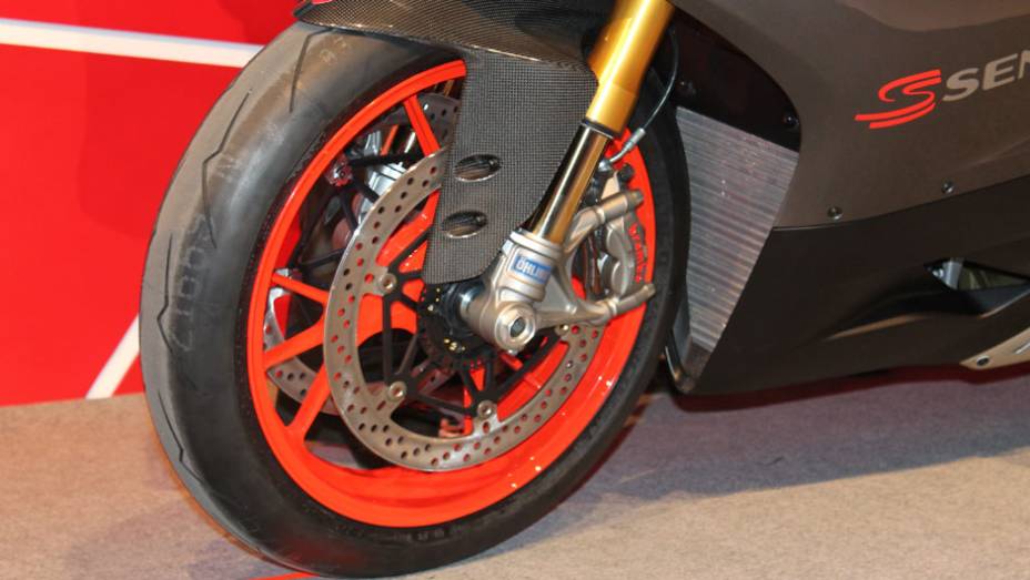 Detalhe da roda dianteira | <a href="https://beta-develop.quatrorodas.abril.com.br/moto/noticias/ducati-revela-1199-panigale-s-senna-salao-duas-rodas-756467.shtml" rel="migration">Leia mais</a>