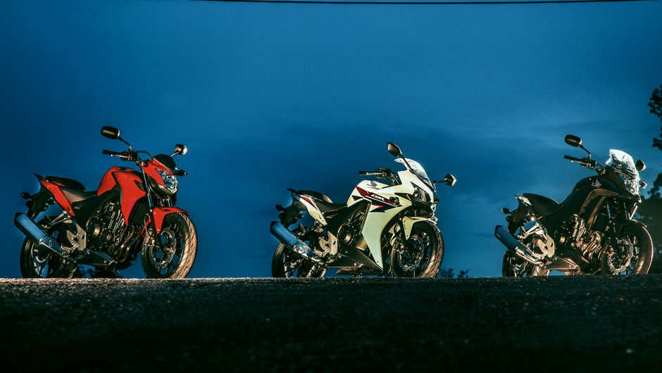 Os tr&ecirc;s novos modelos chegam ao mercado compartilhando uma base em comum | <a href="https://beta-develop.quatrorodas.abril.com.br/moto/noticias/honda-investe-modelos-500cc-756399.shtml" rel="migration">Leia mais</a>