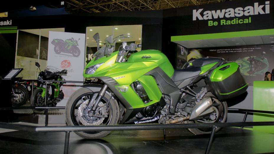 A Kawasaki Ninja 1000 Tourer ABS 2014 foi a principal atração do estande da Kawasaki no Salão Duas Rodas 2013 | <a href="https://beta-develop.quatrorodas.abril.com.br/moto/noticias/kawasaki-lanca-ninja-1000-tourer-abs-salao-duas-rodas-756465.shtml" rel="migration">Leia mais</a>