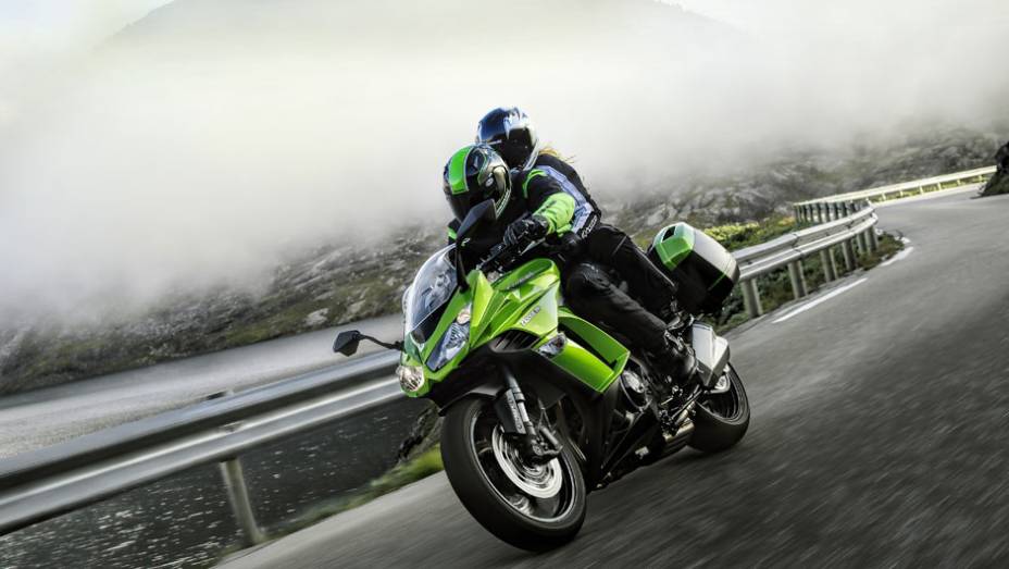 A sport-touring agora conta com controle de tração (três modos diferentes),dois modos de potência e malas laterais como itens de série | <a href="https://beta-develop.quatrorodas.abril.com.br/moto/noticias/kawasaki-lanca-ninja-1000-tourer-abs-salao-duas-rodas-756465.sh" rel="migration"></a>